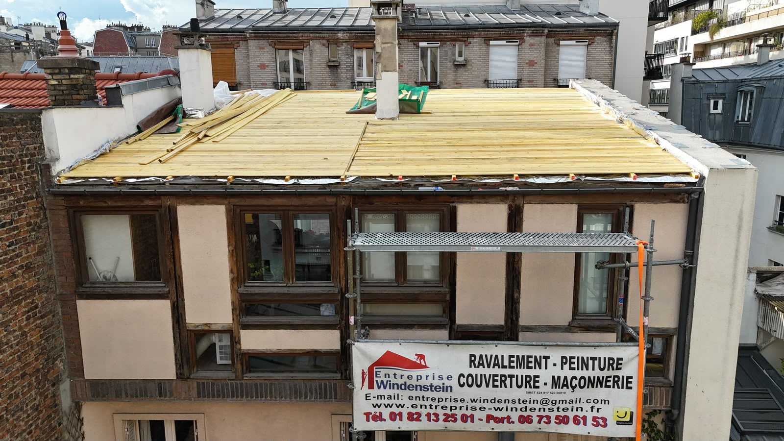Support en bois avant la pose d’une toiture en zinc à Montreuil